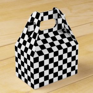 kockas-eskuvo-24-koszonoajandek