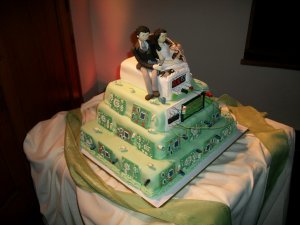 kockas-eskuvo-31-programozo-torta-aramkor